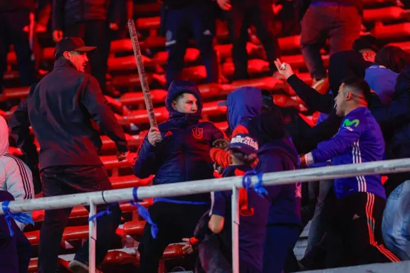 Más de 100: Entregan listado de los hinchas la "U" detenidos en Argentina
