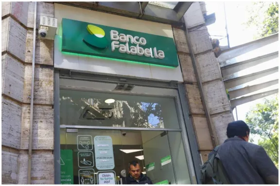 Cajera de Banco Falabella enfrenta querella por estafa: modificó depósito a 90 millones y denuncia extorsión