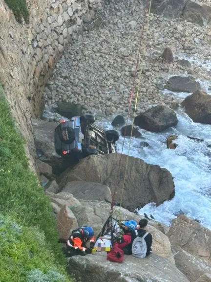 Jeep se desbarranca y cae sobre roquerío en Concón: madre e hijo resultaron heridos