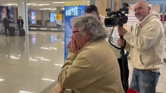 Tras 46 años, mujer se reencuentra con hijas gemelas que le arrebataron en dictadura