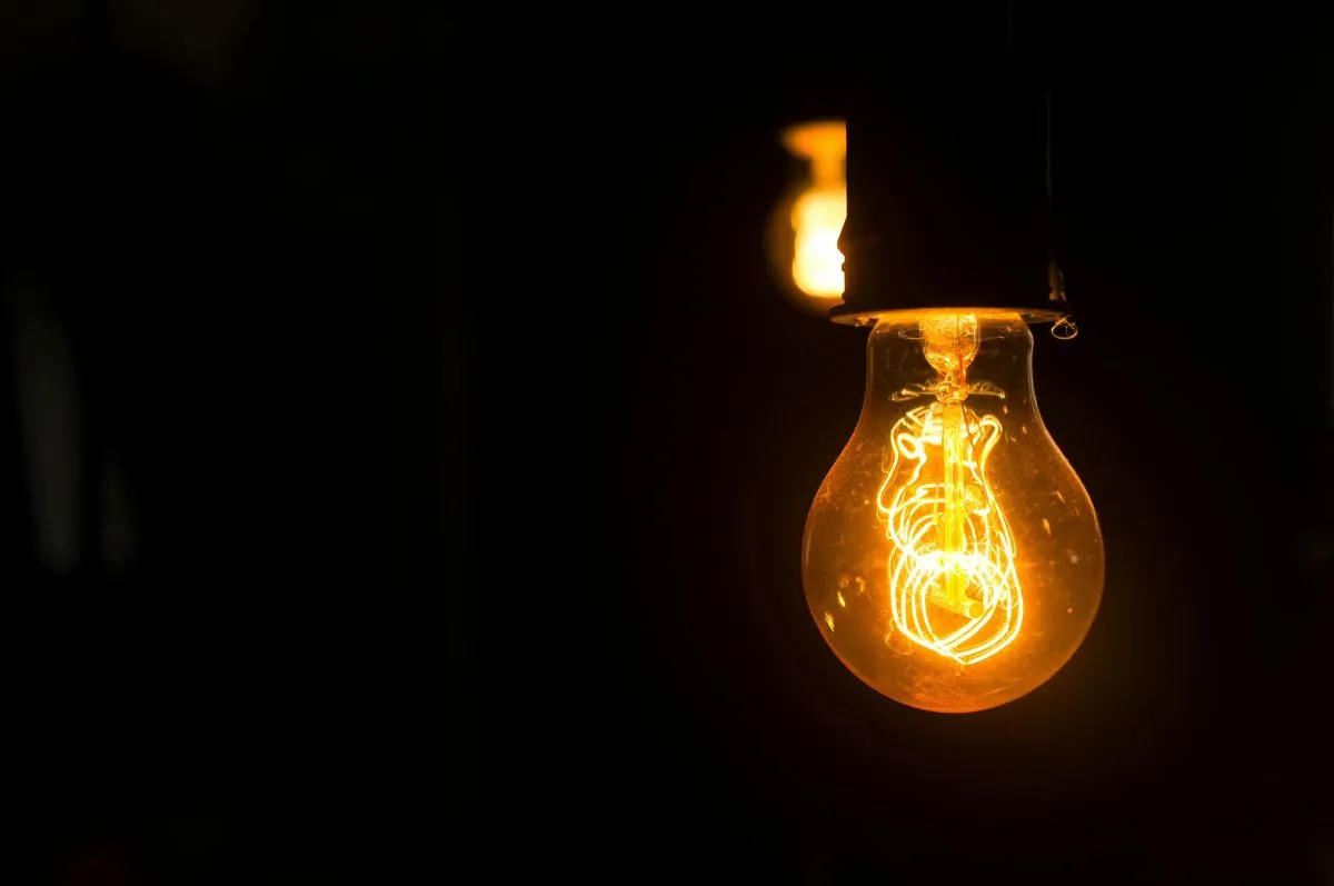 Cuentas de luz bajarían 2% desde enero tras corrección metodológica de la CNE