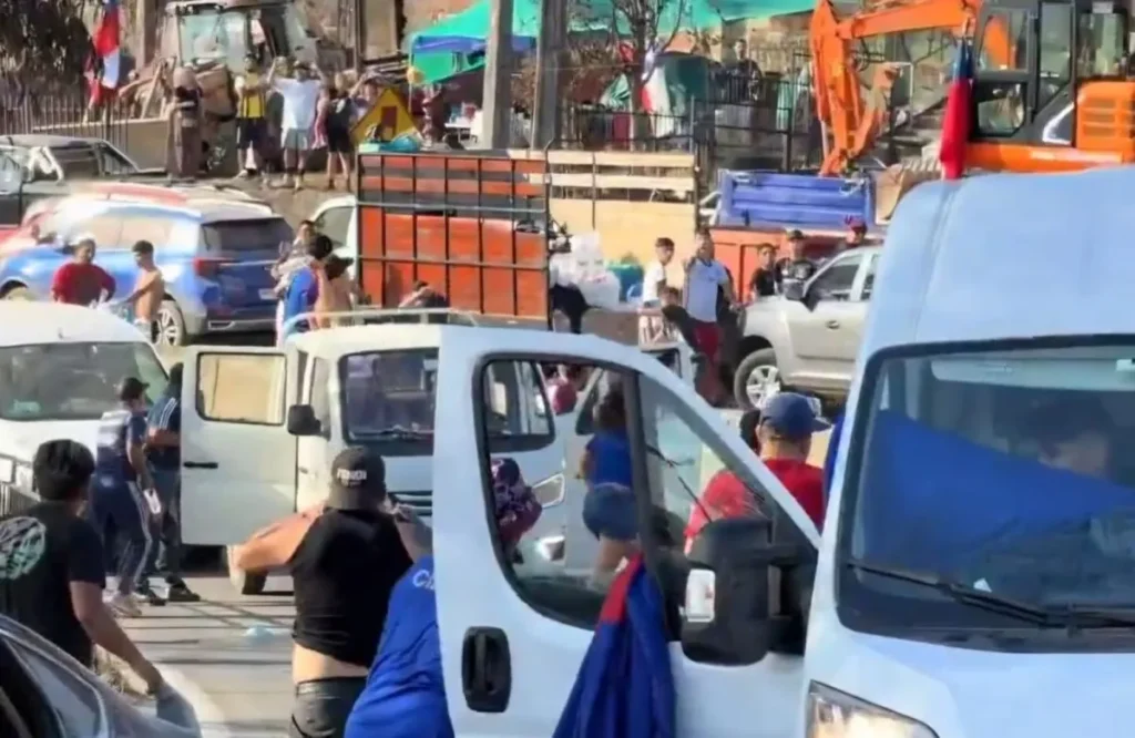 Registran violenta pelea entre hinchas de la U y Colo Colo en Lirquén