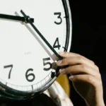 Cambio de hora 2026: esta es la fecha en que los relojes se atrasarán y comenzará el horario de invierno