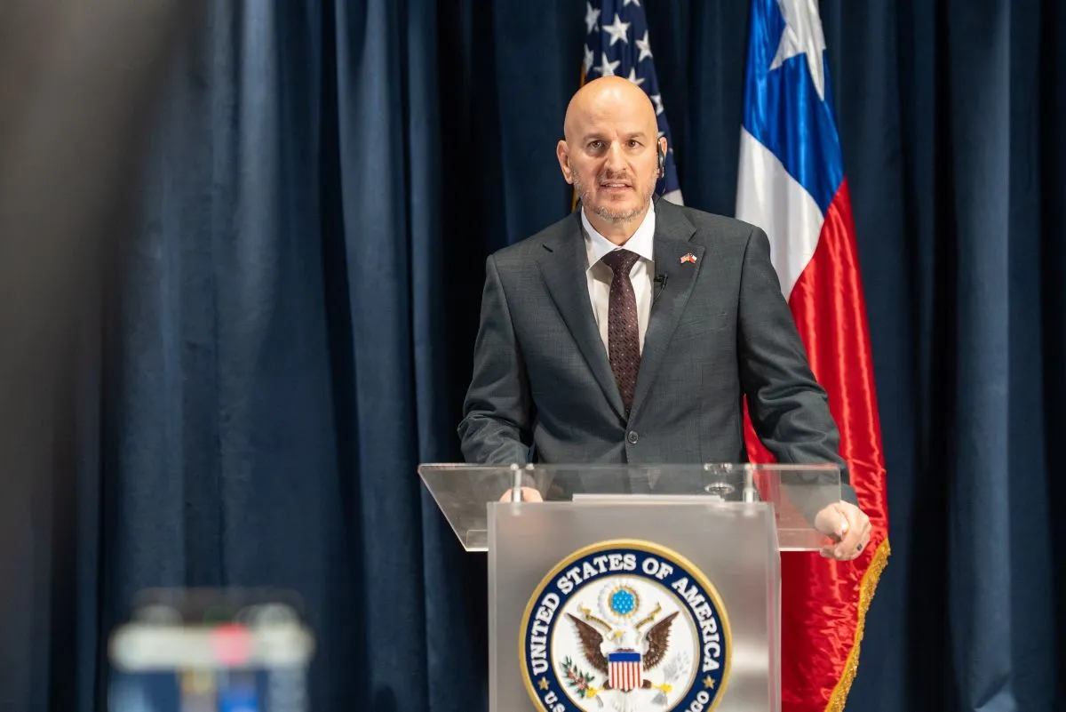 EE.UU defiende revocación de visas y cuestiona respuesta de Chile ante riesgos en telecomunicaciones