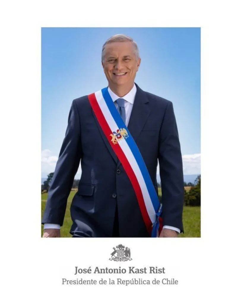 ¿Se puede usar el escudo en la banda presidencial? Denuncian a Kast ante Contraloría por fotografía oficial