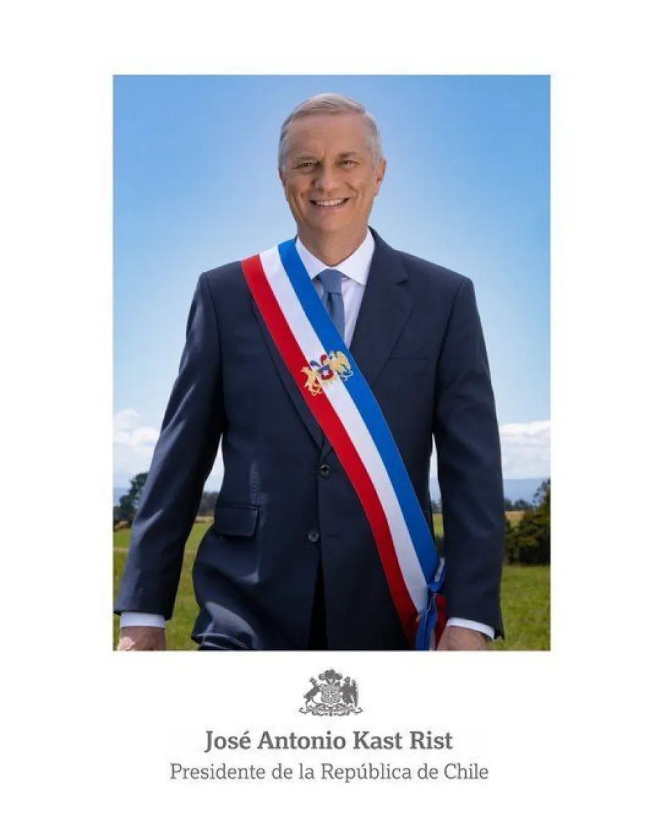 ¿Se puede usar el escudo en la banda presidencial? Denuncian a Kast ante Contraloría por fotografía oficial