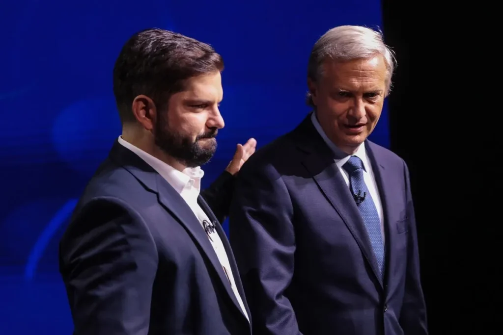 “No me voy a retractar”: Boric acusa a Kast de mentir sobre intercambio de información por cable chino