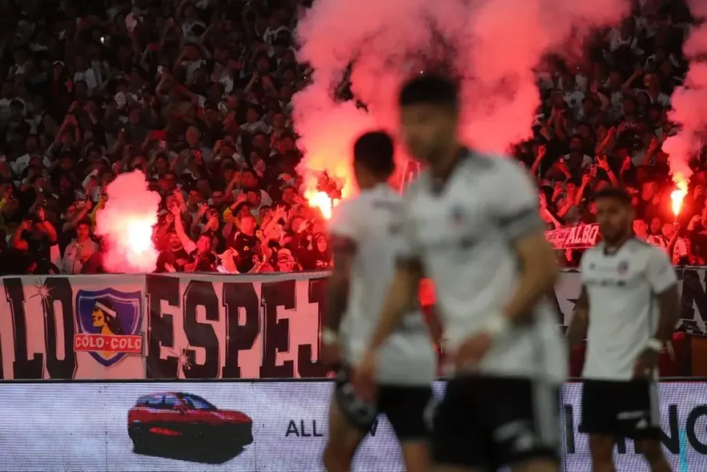 Colo Colo denuncia hallazgo de fuegos artificiales en el Monumental