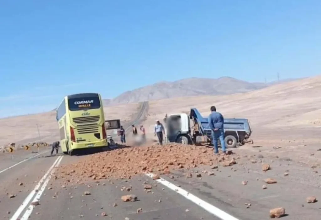 Dos fallecidos y 15 heridos deja violenta colisión entre bus y camión cerca de Tocopilla