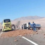Dos fallecidos y 15 heridos deja violenta colisión entre bus y camión cerca de Tocopilla