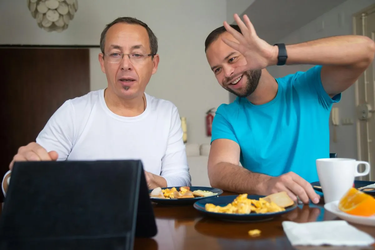 Más de 1 millón: por qué los adultos chilenos no dejan la casa paterna