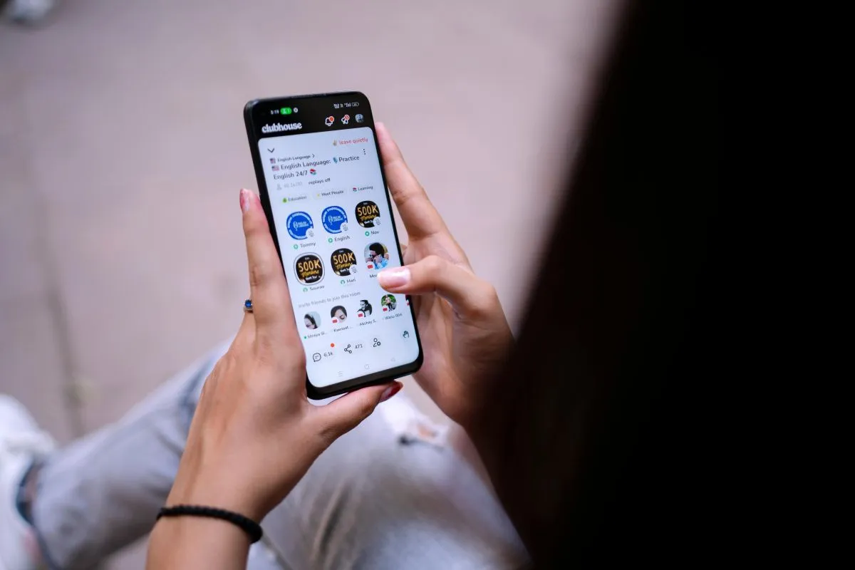 Senado inicia debate de proyecto que busca prohibir uso de redes sociales a menores de 14 años