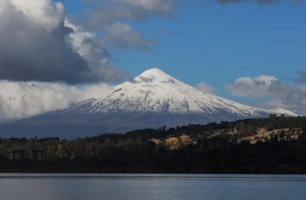Volcán Villarrica registra nuevas explosiones y expertos advierten ascenso del lago de lava
