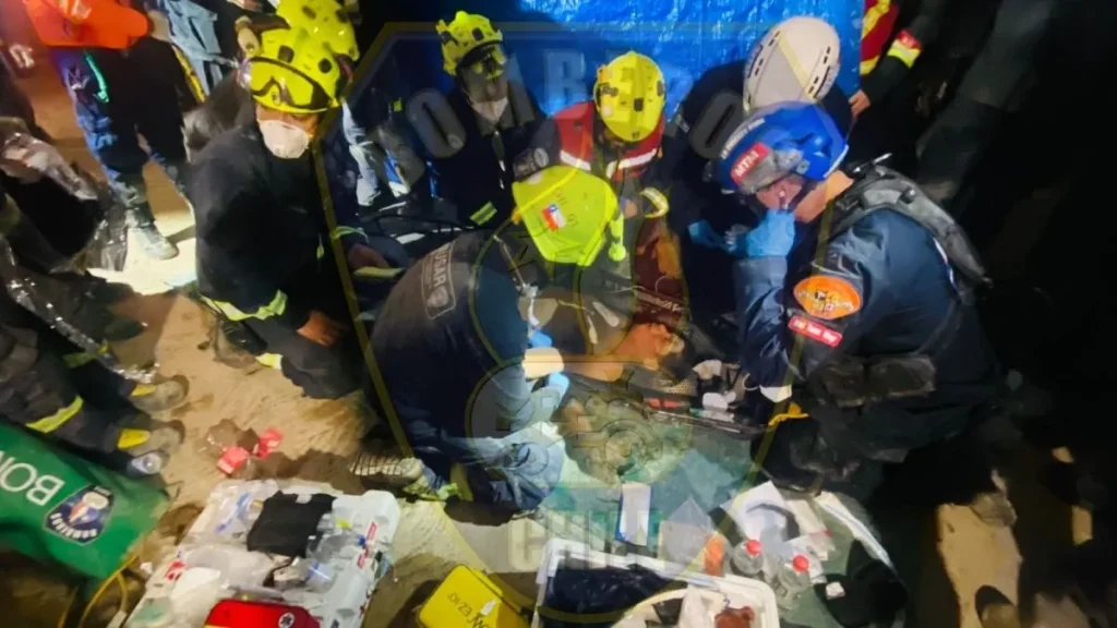 Bomberos chilenos fueron clave en rescate de hombre atrapado ocho días en Venezuela