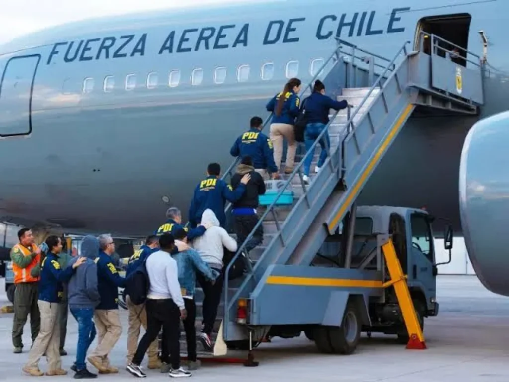 Séptimo vuelo de expulsión: 1.174 extranjeros han dejado Chile en 2026