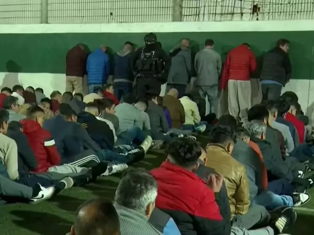Al estilo Bukele: concretan masivo traslado de peligrosos reos hacia cárcel en Talca