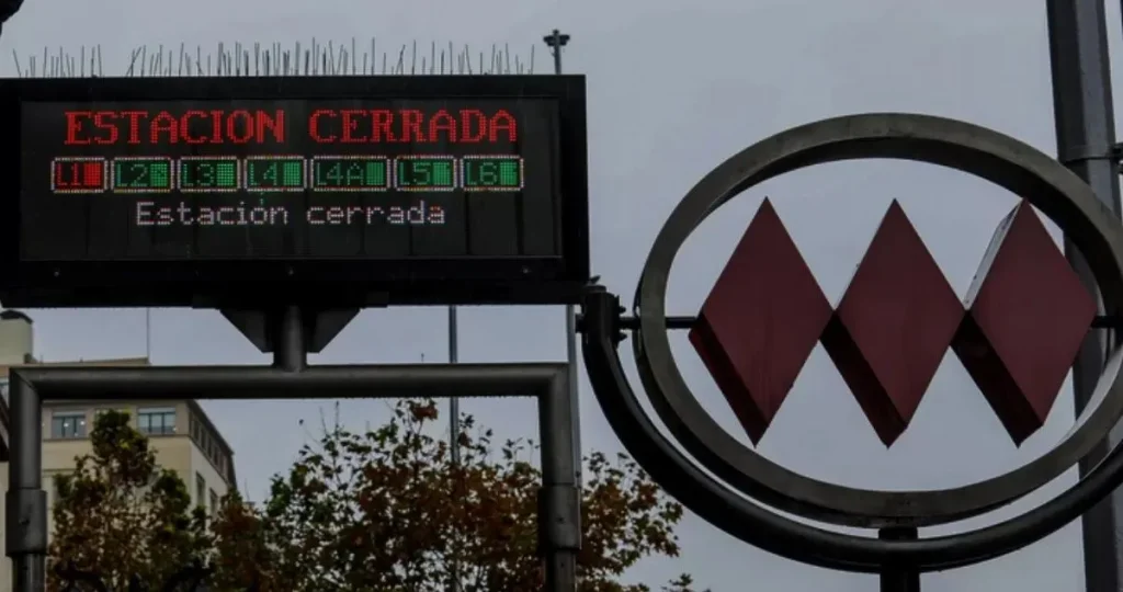 Pasajero muere en Metro Pajaritos tras traspasar línea de seguridad